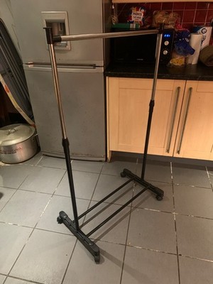 JVL 11-021 verstellbare Kleiderstange mit Rad - Schwarz