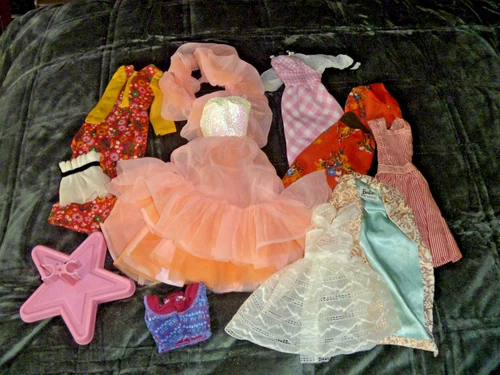 VTG 1960s/1970s LOT OF MATTEL BARBIE DOLL & FRIENDS CLOTHES-SUPERSTAR BARBIE ETC