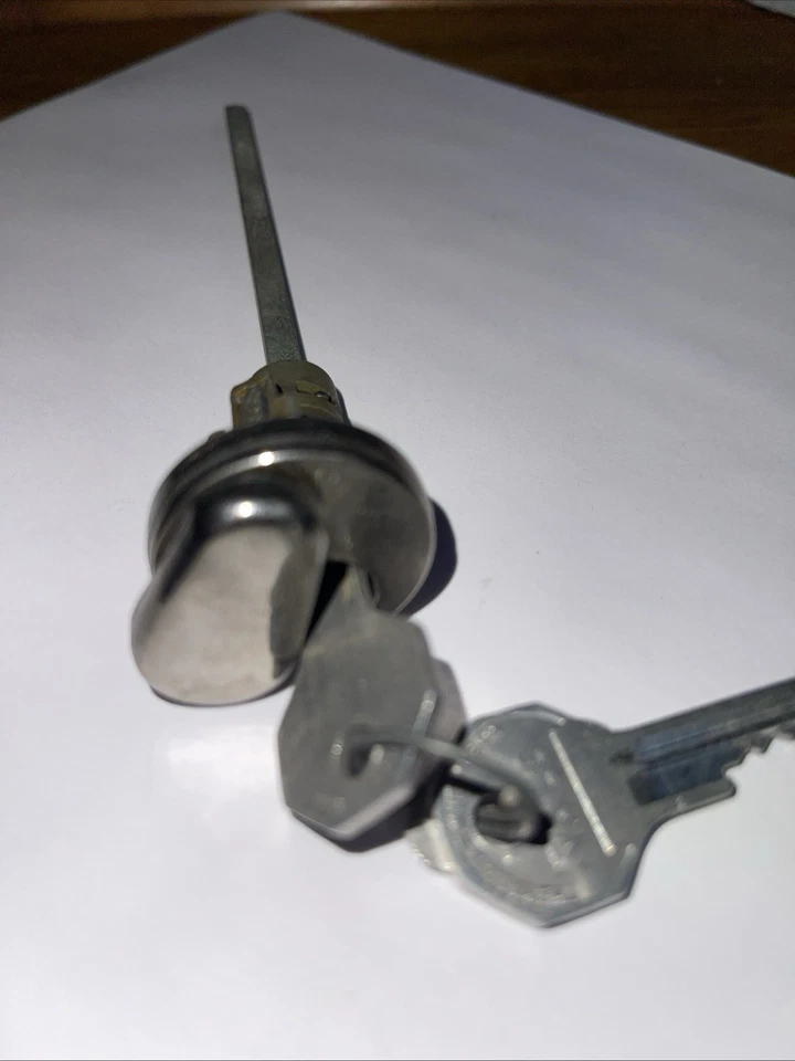 Chrysler Desoto Plymouth CERRADURA MALETERO CIL 1949-1955 MOPAR NOS New Yorker Saratoga Foto 3 de 4