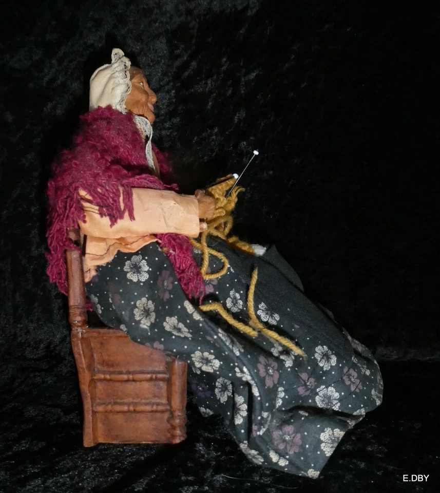 SANTON ANCIEN habillé / LA TRICOTEUSE ASSISE SUR CHAISE EN TERRE CUITE - Photo 3/4