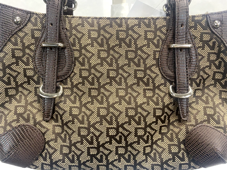 Bolso de doble asa con logotipo de lona marrón DKNY Foto 3 de 4