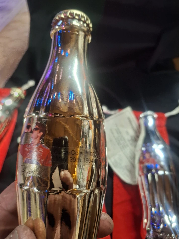 Botella de Coca-Cola Dorada y Una Botella de Coca-Cola Plateada con Certificados y un Certificado de Oro One Wout Foto 2 de 4