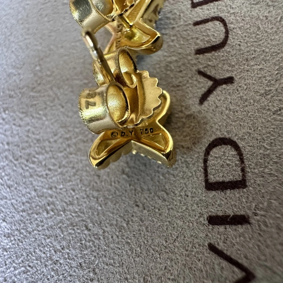 Aretes David Yurman de oro de 18 quilates con pavé de cable X de diamantes Foto 4 de 4