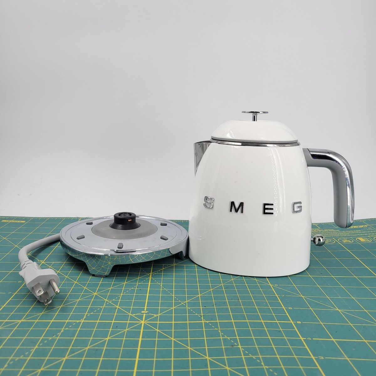 Smeg White Electric Water Kettle Smeg White Kettle {UK} – Novelty Shop