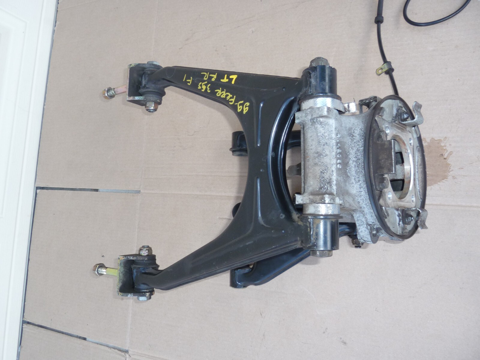 FERRARI 355 LEFT REAR SUSPENSION KNEE ARMS SPINDLE KNOKLE F355 F129