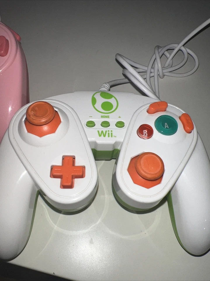 Nintendo Wii y Wii U Princesa Melocotón y Verde Yoshi Controlador Fight Pad Lote Smash Foto 4 de 4