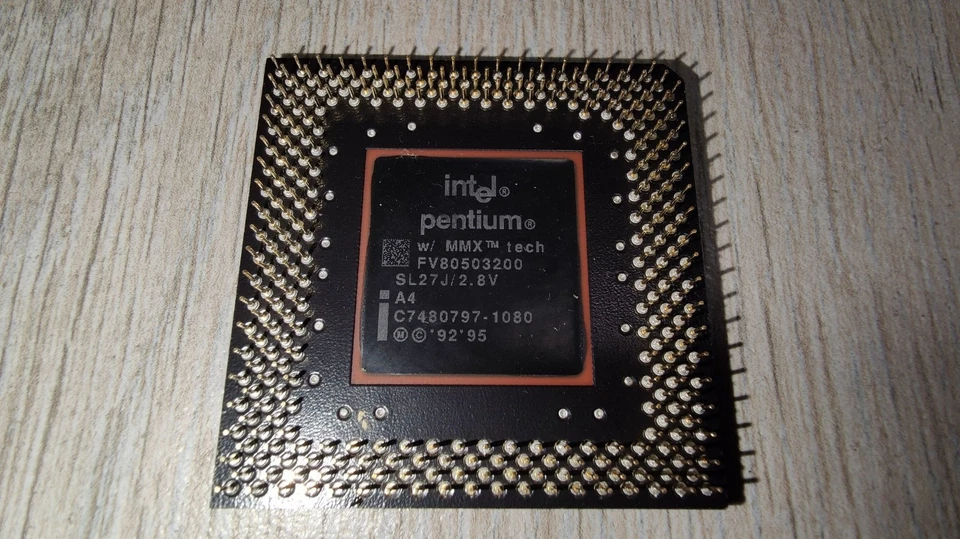 TESTED CPU VINTAGE PENTIUM MMX 200 MHZ CARBON FIBER SOCKET 7 PROCESSOR RETRO PC - Immagine 2 di 4