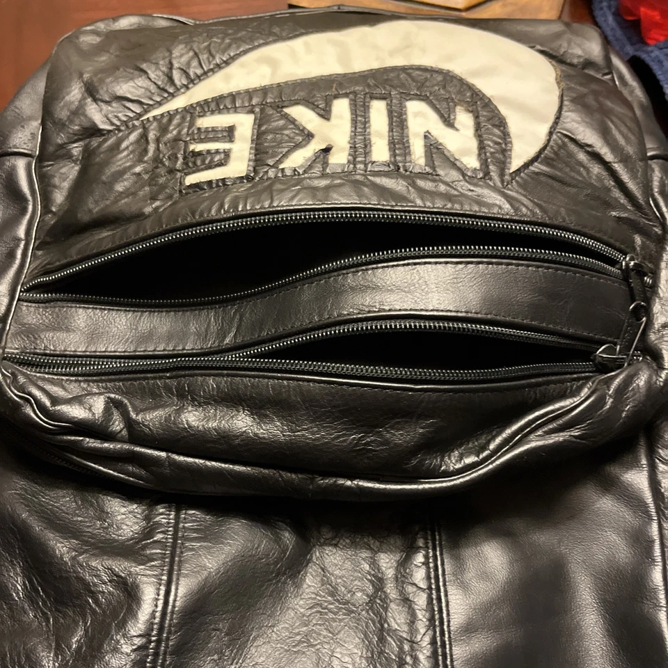 Mochila Nike vintage de cuero genuino de los años 80/90 negra con Swoosh blanco * cremallera rota Foto 4 de 4