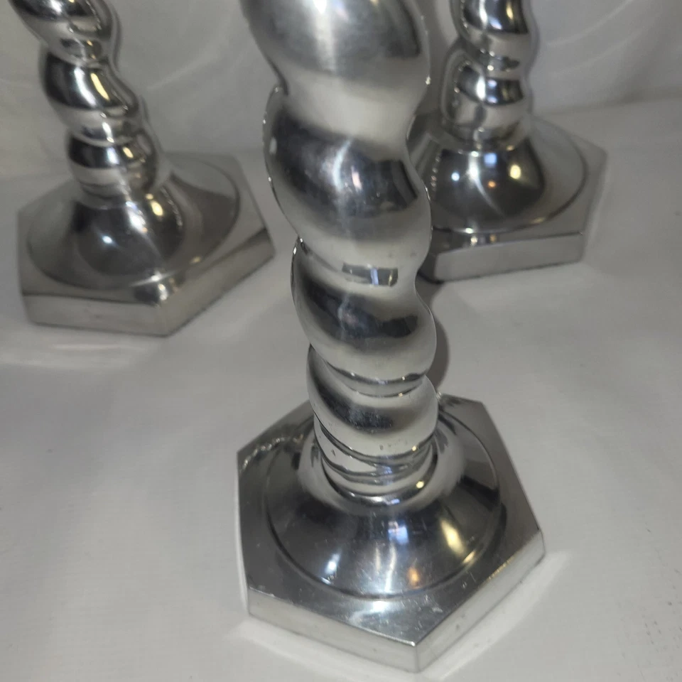 Juego de tres candelabros de metal fundido pulido remolino pesado Foto 3 de 4