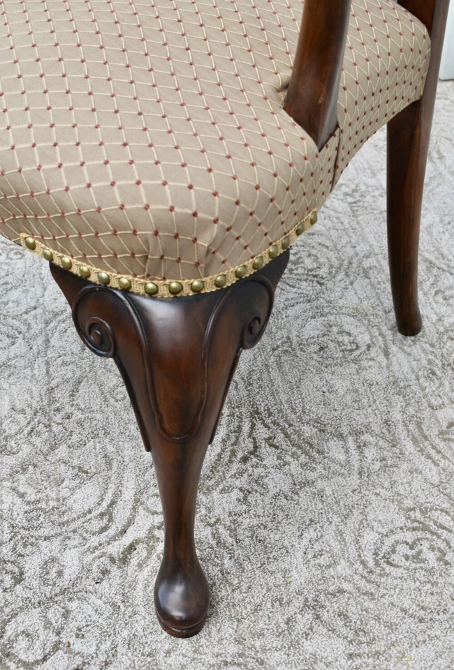 Silla de escritorio estilo Queen Anne vintage de nogal con tachuelas de latón Foto 4 de 4