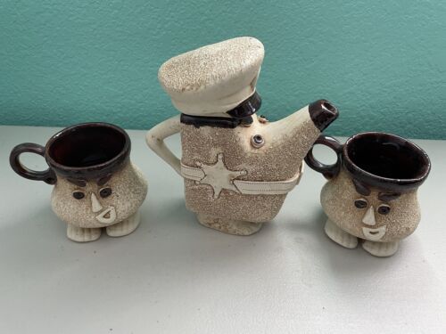 Vintage FOLK ART Pottery Stoneware Teapot & Cups Sheriff And Bandits - Afbeelding 1 van 13