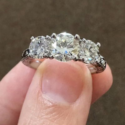 3 Steine 3,35 TCW Rundschliff Moissanit Verlobungsring in 14K Weißgold vergoldet