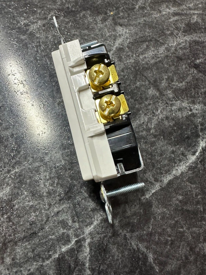 Leviton Plug Control - Pestaña Dividida - Blanco - 20A-125V - Lote Foto 4 de 4