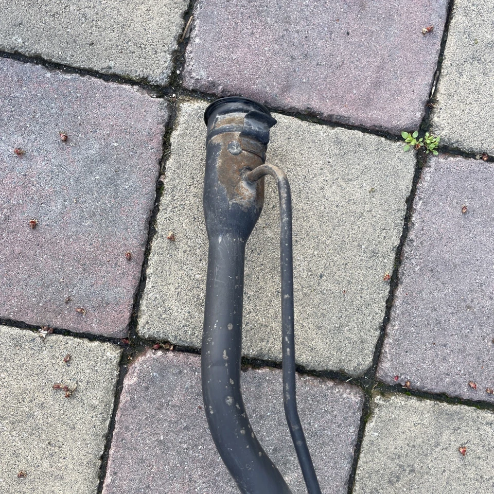 Dodge Challenger 2011-2023 tanque de combustible llenado de gasolina cuello tubo manguera fabricante de equipos originales G/D Foto 2 de 4