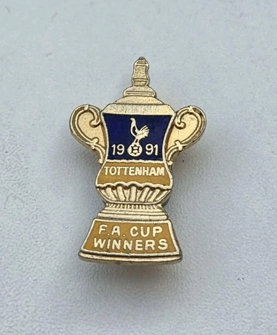 Das Wappen des Tottenham Hotspur Football Club mit der Europa League-Trophäe a