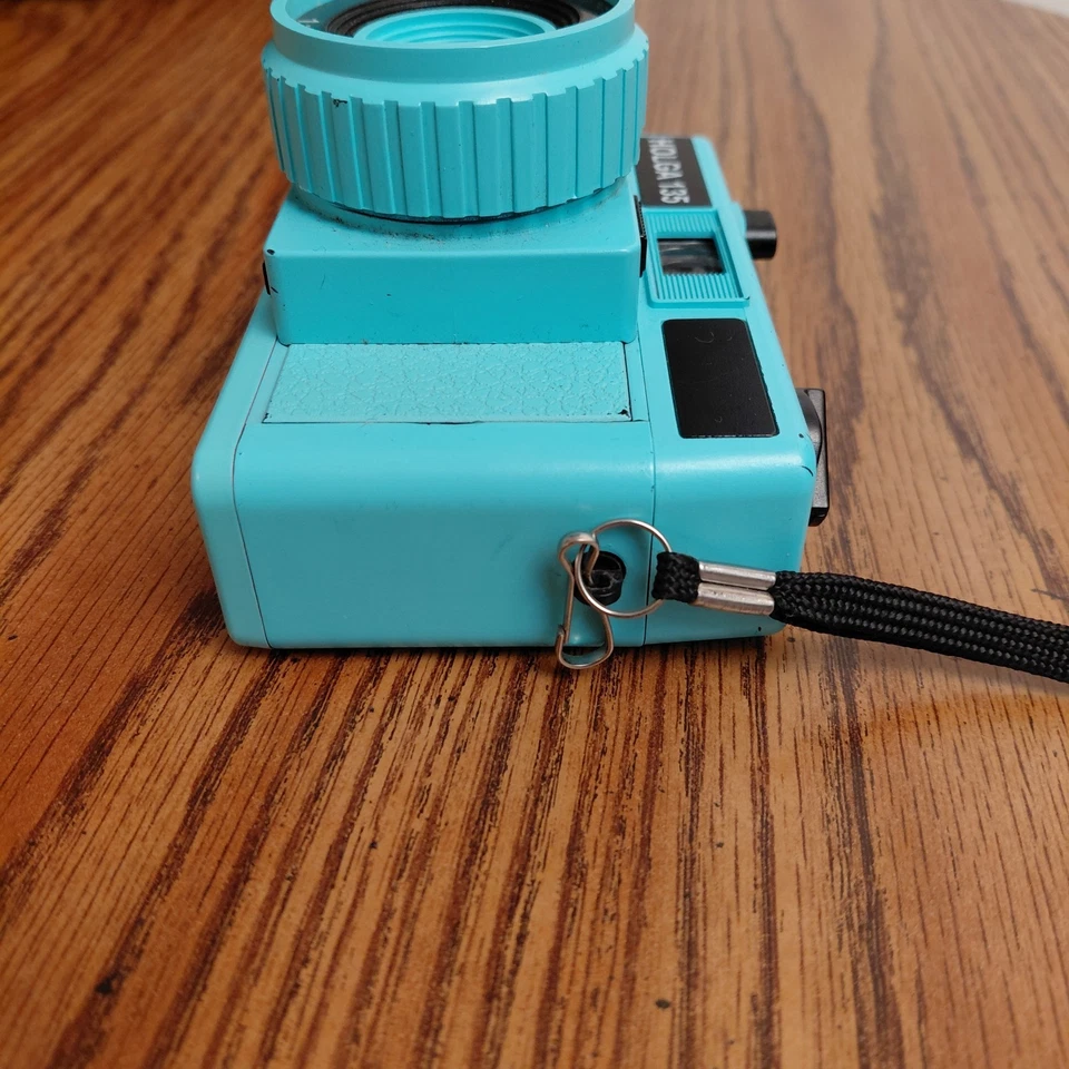 Holga 135 Film Camera 35mm Teal Blue Green Point & Shoot Untested, Sold As Is - Image 4 of 4