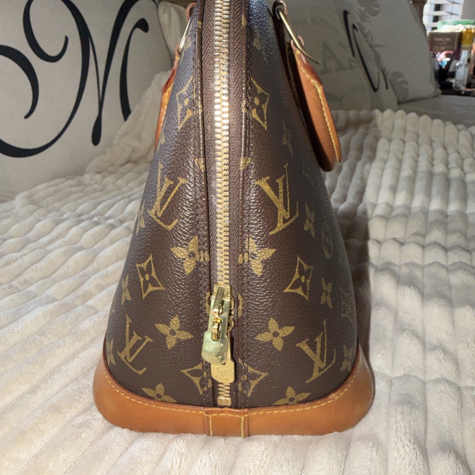 Authentic Louis Vuitton Vintage Monogram Alma Handbag image 4