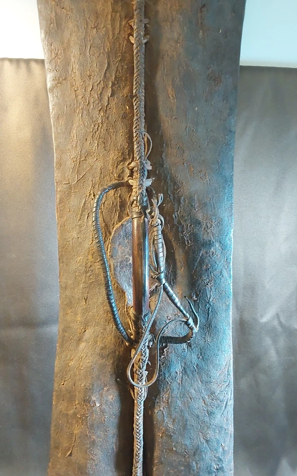 ANTIGUO POKOT AFRICANO BATTLE SHEILD-40" ALTO Y 13" ANCHO Foto 3 de 4