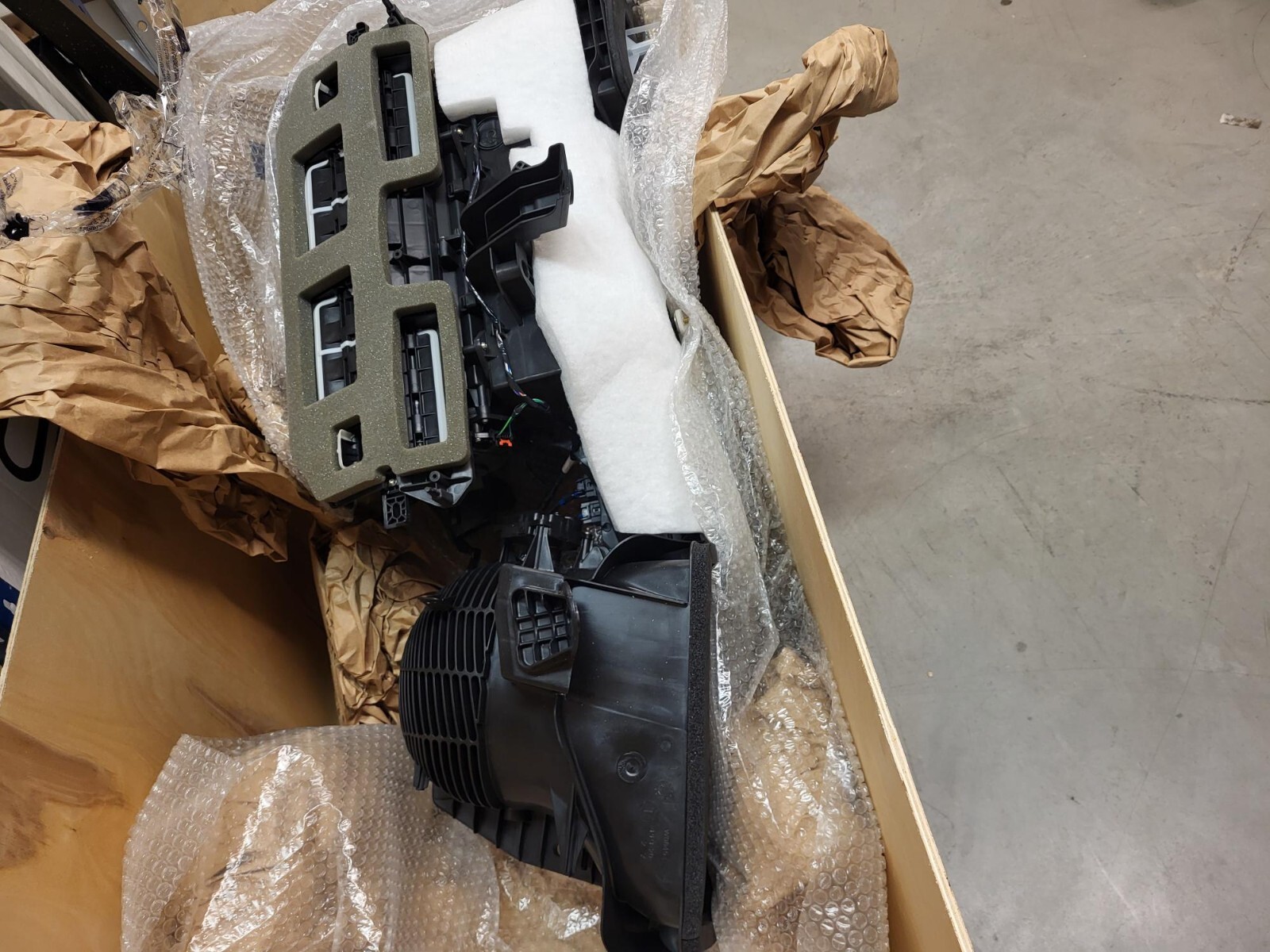 MASERATI LEVANTE A/C HEATER EVAPORATOR CORE  BLOWER HOUSING 2017-18 670038354
