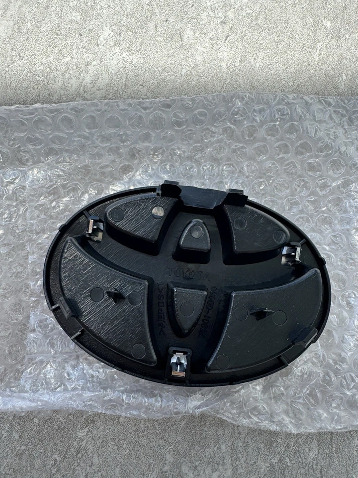 丰田亚里斯掀背车原始设备制造商 753010D060 前格栅徽章 2015 2016 — 第 3/3 张图片