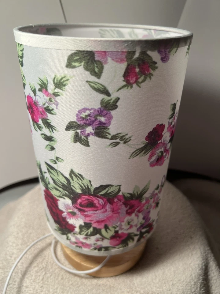 Lámpara de mesa auxiliar de dormitorio con pantalla de flores rosadas Foto 3 de 4