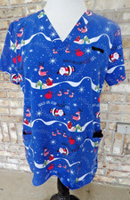 CHRISTMAS SCRUB TOP SZ M BLUE SANTA REINDEEER PRINT S/S V NECKLINE SCRUB