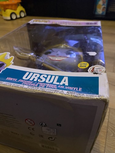 Pop Vinyl Ursula #566 Kartonschaden siehe Beschreibung  - Bild 2 von 4
