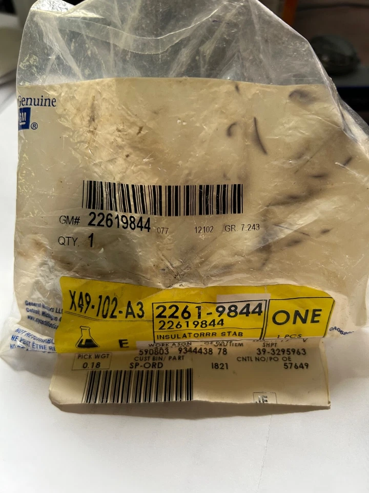 Isolador de barra estabilizadora genuíno GM 1997-2005 Chevrolet Pontiac Malibu 22619844 - Imagem 2 de 3
