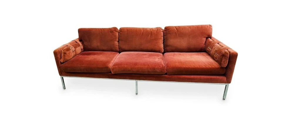 Sofá Florence Knoll Attrib 3 Lugares Veludo Vermelho Fivela Braços com Cinto Cromado MCM Sofá - Imagem 2 de 4