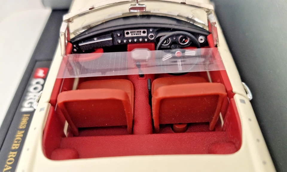 1/18 Scale MGB Roadster White 1963 Corgi Diecast Model Car 95104 - Image 4 of 4