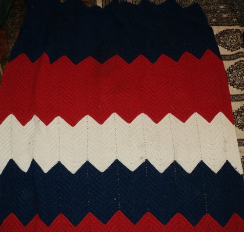 MANTA GANCHILLO VINTAGE Blanco Azul Rojo Color Chevron "75X"34 - Imagen 3 de 4