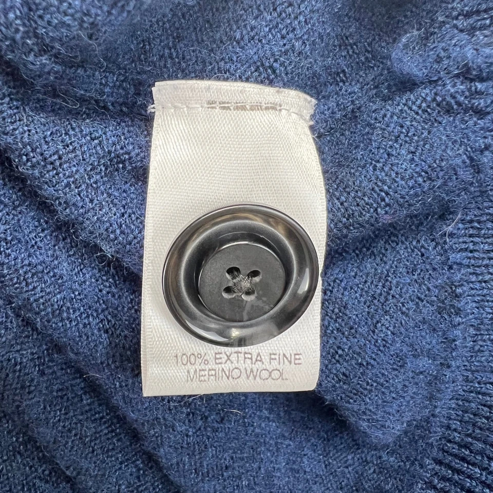 Chaleco Cárdigan Turnbury Para Hombres Cuello en V Azul Marino Lana Merino Extra Fina Talla XL Foto 4 de 4