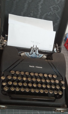 Vintage 1946 Smith Corona 4 Bank Sterling Portable Typewriter & Case Working