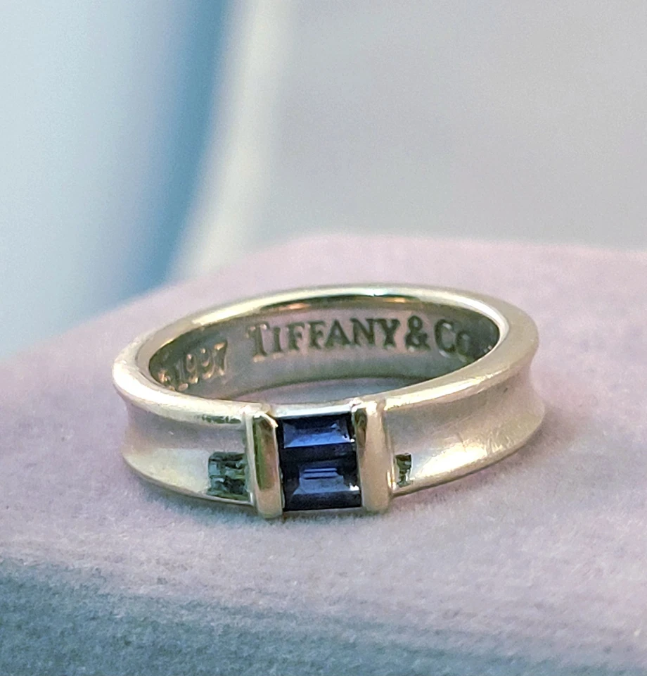 Anillo Tiffany & Co Oro Blanco 18k Doble Zafiro Apilable Banda 1997 Talla 4.5, 8gr. Foto 2 de 4