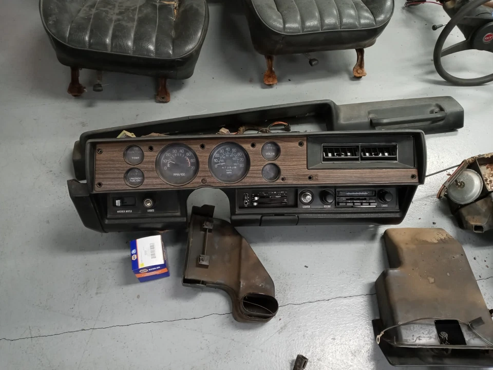 Chevy Vega GT 1976 parte delantera, puertas, tablero, colón del volante, capó, guardabarros, Foto 4 de 4