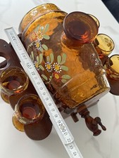 Altes kleines Vintage Schnapsfass auf Ständer mit Gläser Schnapsfässchen