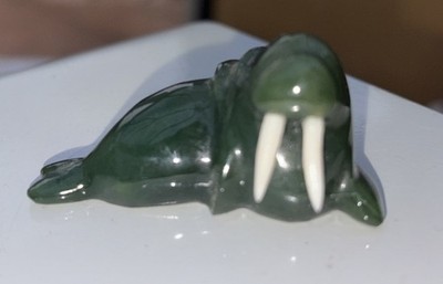 Polierter handgeschnitzter Jade Nephrit Walrus mit Stoßzähnen Figur 5 cm x 2 cm groß sehr guter Zustand