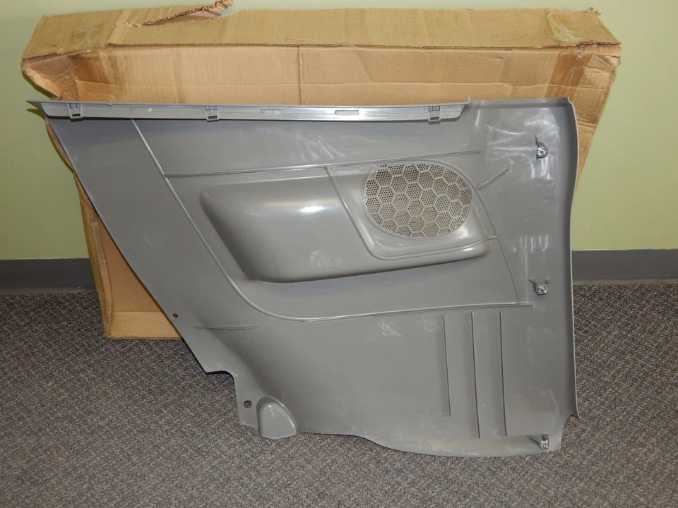 Nuevo panel interior de ajuste de cuarto inferior gris Ford Focus 2006-2007 fabricante de equipos originales Foto 2 de 4