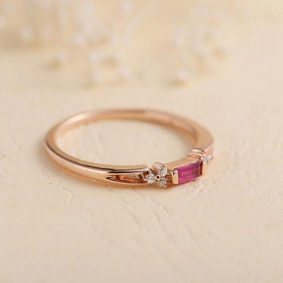 Anillo de oro rosa de 14 quilates con diamantes rubí natural corte baguette de 0,45 quilates talla 8 Foto 3 de 4