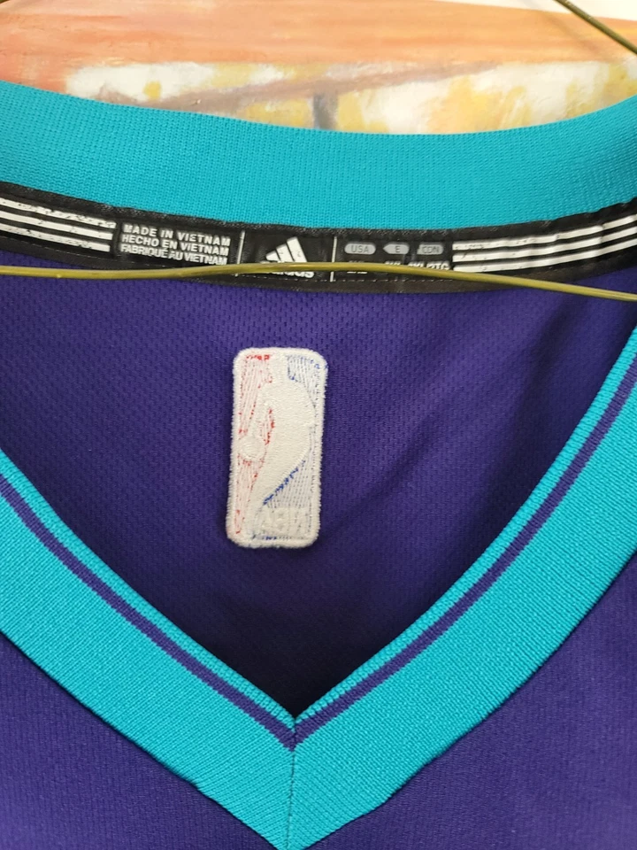 Camiseta deportiva púrpura Kemba Walker Charlotte Hornets NBA #15 2XL Adidas 100 % poliéster Foto 3 de 4
