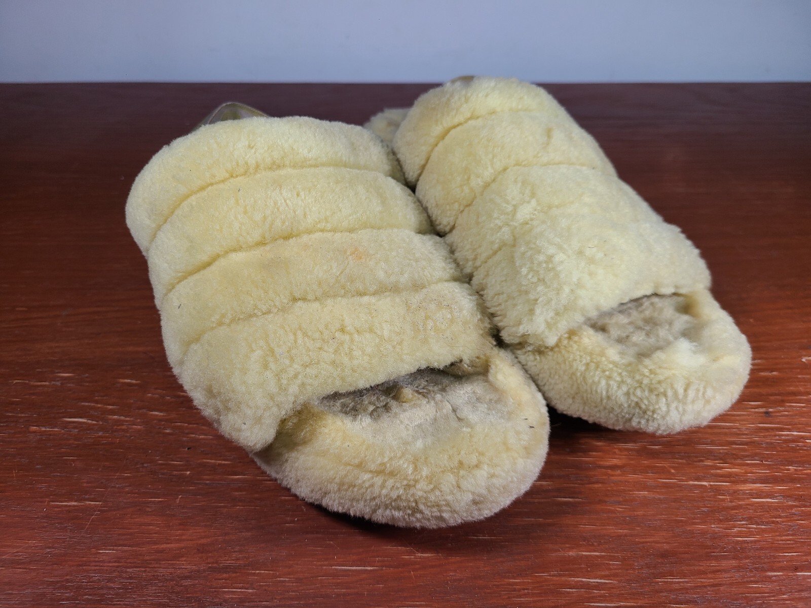 PANTOFOLA D’ORO Sandali gialli UGG Australia Fluff Yeah Slide da donna taglia 9 punta aperta