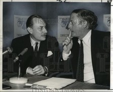 1971 Press Photo Speakers compare notes before the Direction '71 program opening
