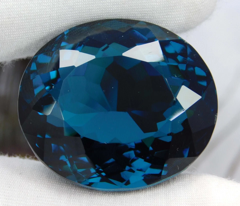 Piedra preciosa de corte ovalado granate tsavorita azul natural Kenia natural de 121,20 quilates certificada Foto 3 de 4