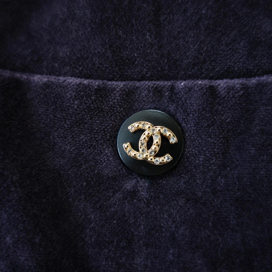 USED [GOOD CONDITION] CHANEL COCO MARK BUTTON VEL… - image 4