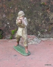 FIGURINE QUIRALU BLEU CHASSEUR AU DÉFILÉ SABRE SUR ÉPAULE SOCLE MARRON