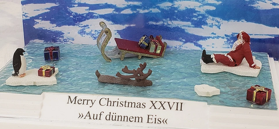 BUSCH HO 1/87 Scale Santa Claus Floating On Ice w/Sled, Penguin, Deer & Gifts - Image 2 of 4