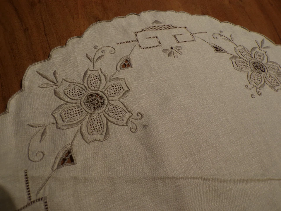 Linge ancien 1 Napperon rond coton écru avec broderies gris/beiges - Photo 4/4