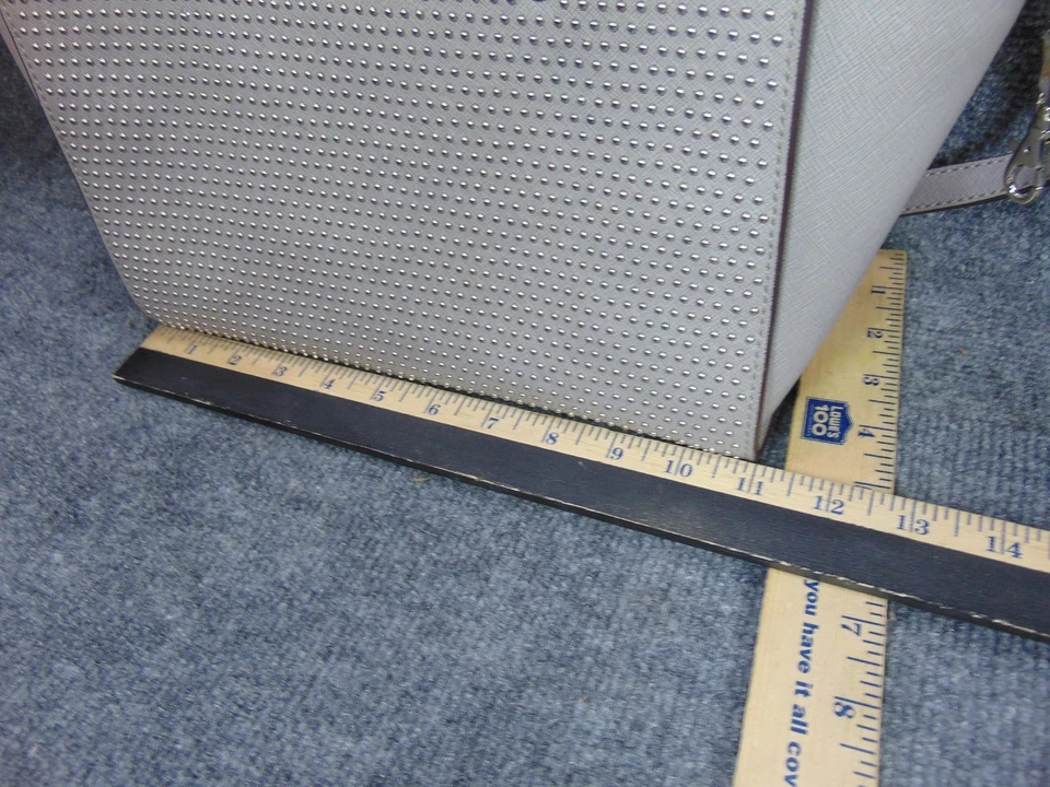 Cartera Cartera Michael Kors Selma Tachonada Gris Claro Cuero Plateado Herrajes Foto 3 de 4