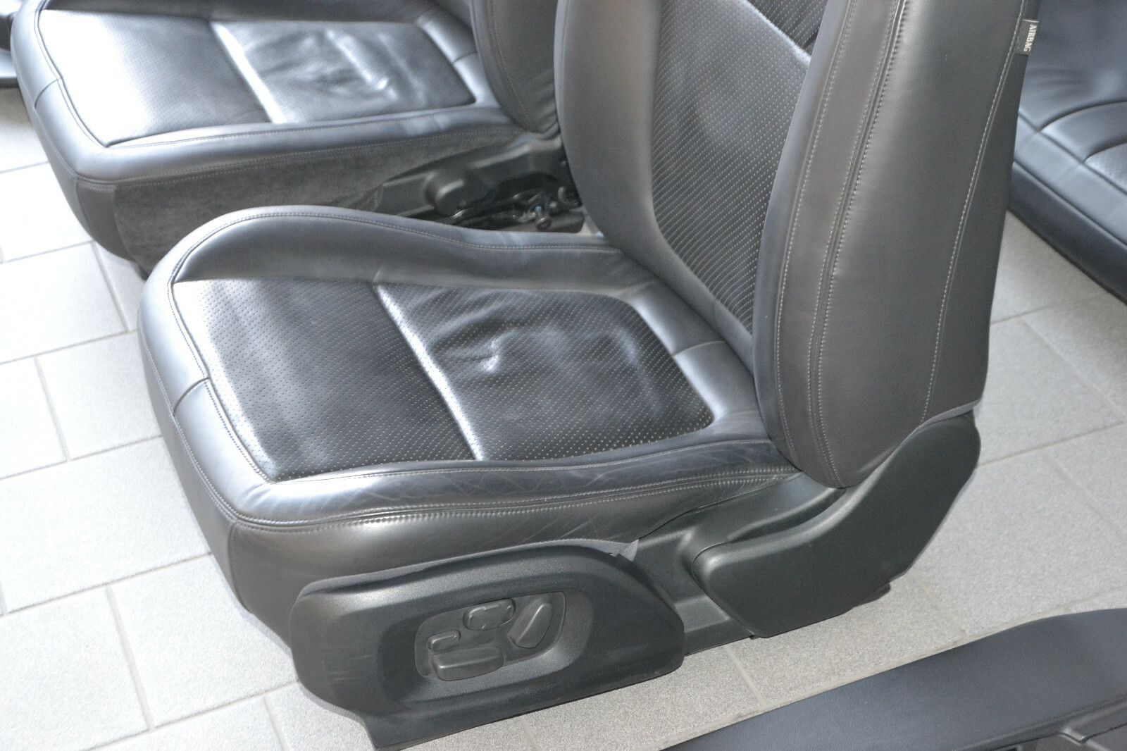 Jaguar XF Leather Seats Interior Equipment Leather Equipment Black jaguar-xf-leather-seats-interior-equipment-leather-equipment-black
