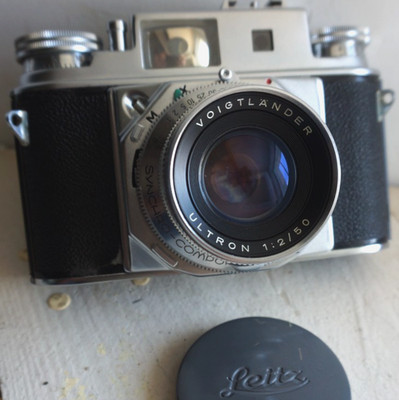 Voigtländer PROMINENT II, Ultron 2/50mm und dedizierte Omnica Tasche.